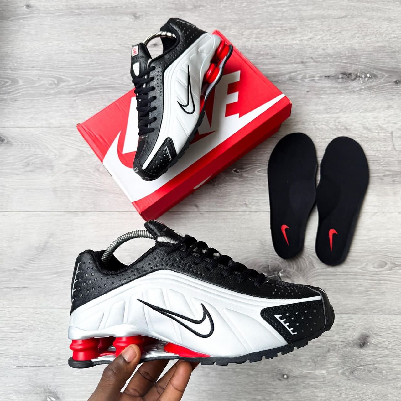 NIKE SHOX R4 “BLACK METALLIC SILVER”