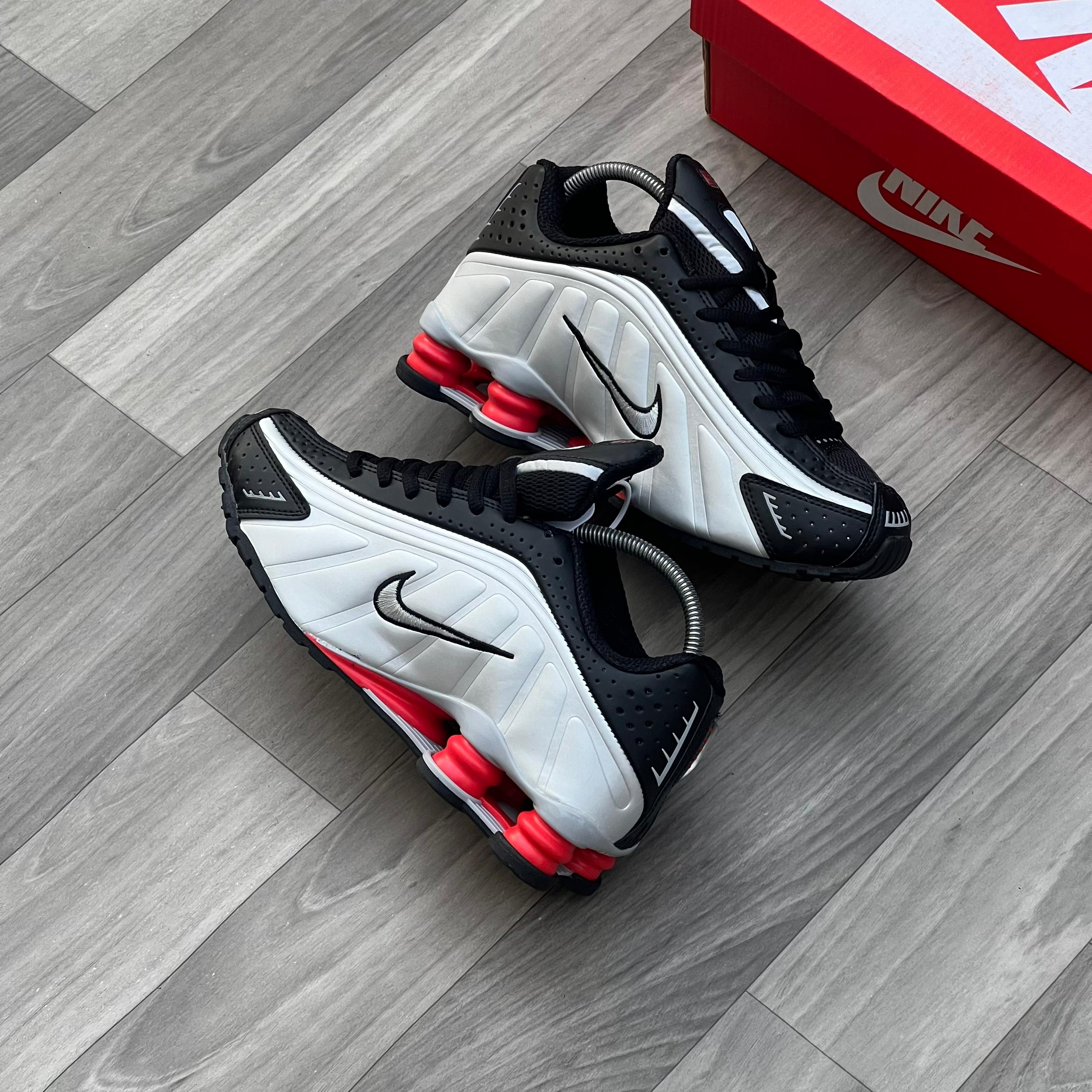 NIKE SHOX R4 “BLACK METALLIC SILVER” - Image 3
